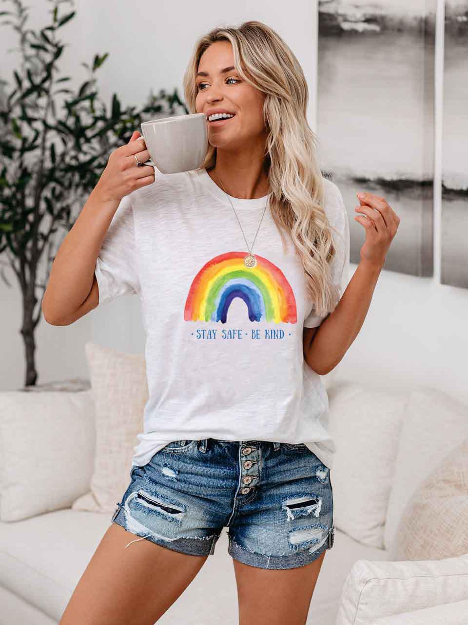 Damen STAY SAFE BE KIND Kurzarm-T-Shirt mit Regenbogenmuster