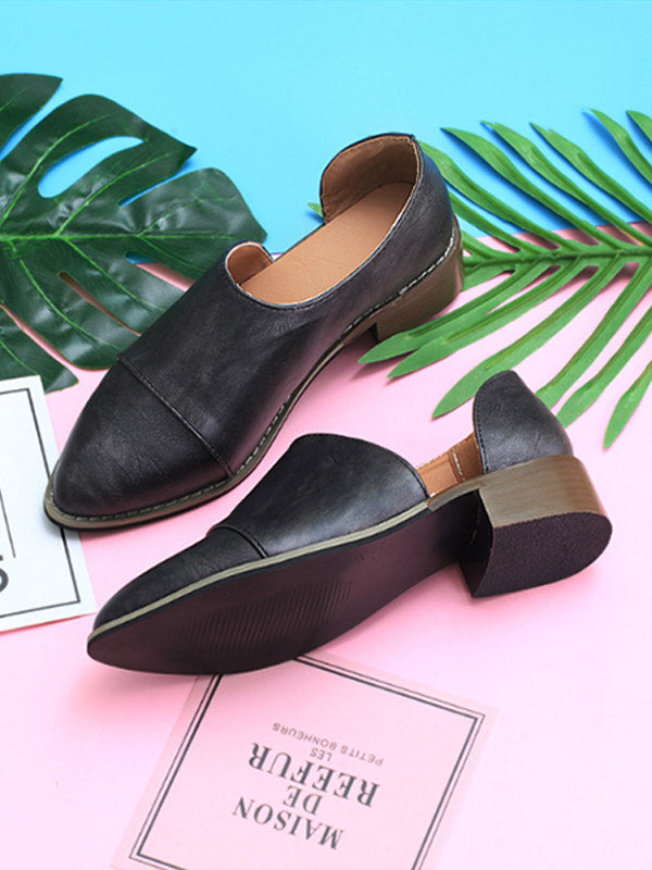 Moterys, turinčios smailias kojų iškirptes ir žemus kulniukus