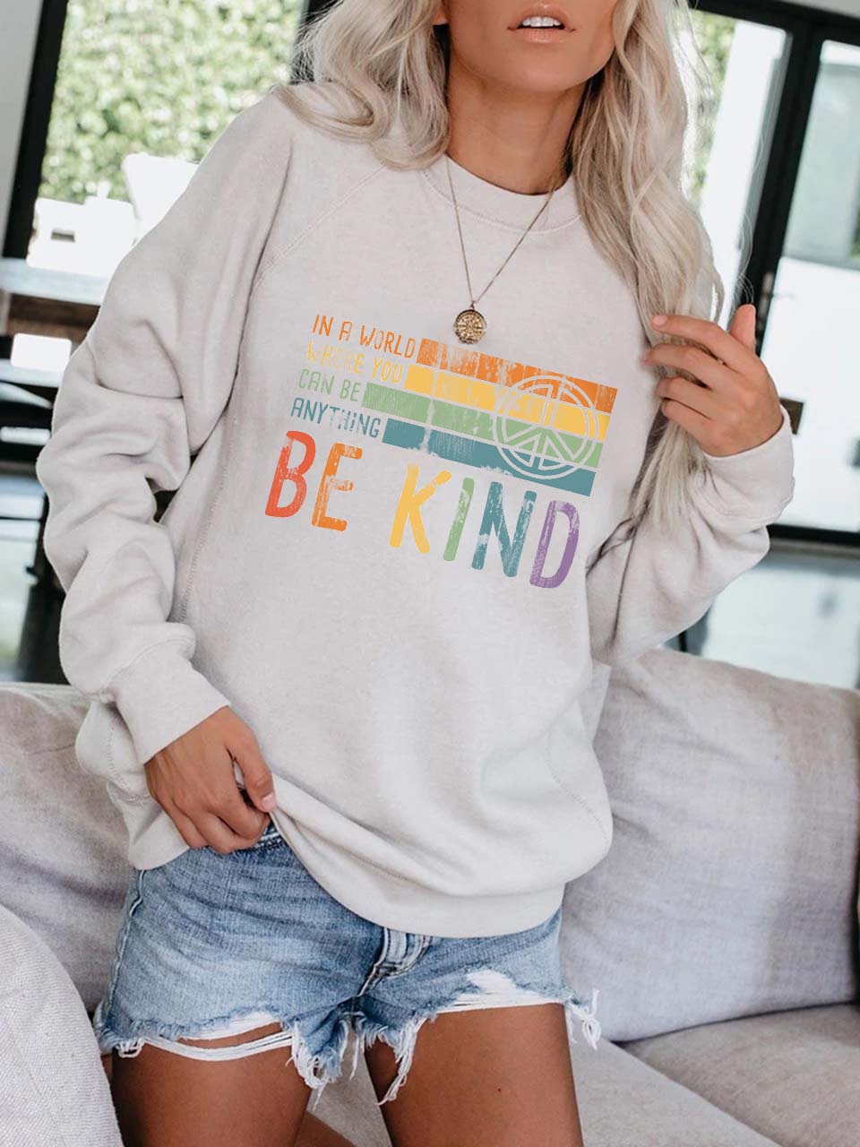 In einer Welt, in der Sie alles sein können, seien Sie freundlich Drucken Sie Langarmpullover