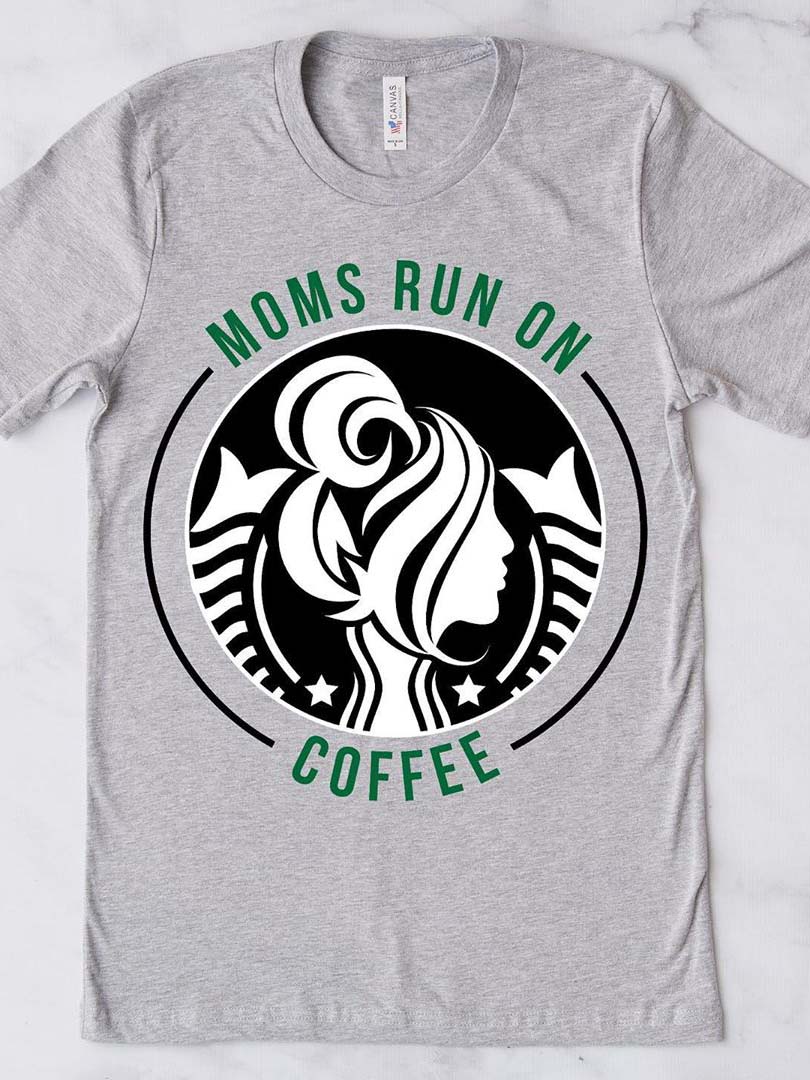 Mujeres madres corriendo en camisas de café