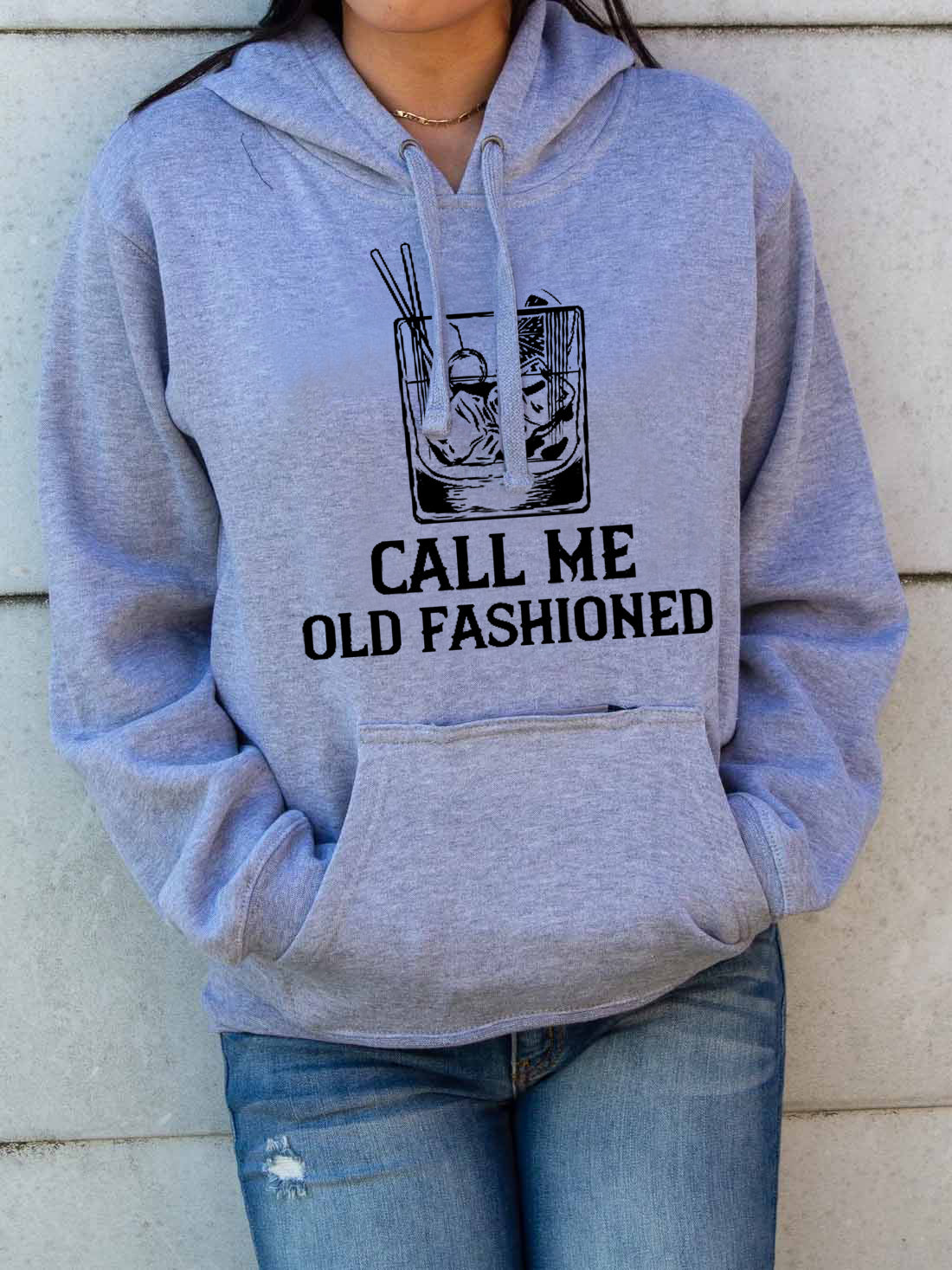 Una mujer me llama un suéter teñido a la antigua