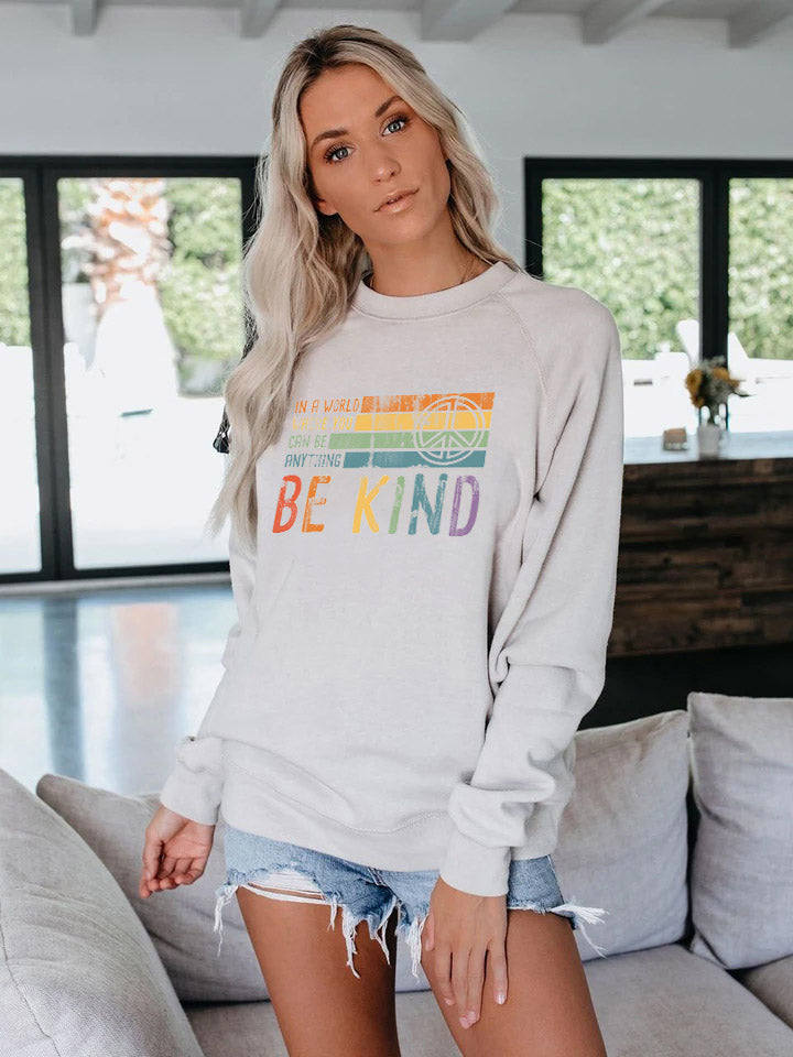 In einer Welt, in der Sie alles sein können, seien Sie freundlich Drucken Sie Langarmpullover