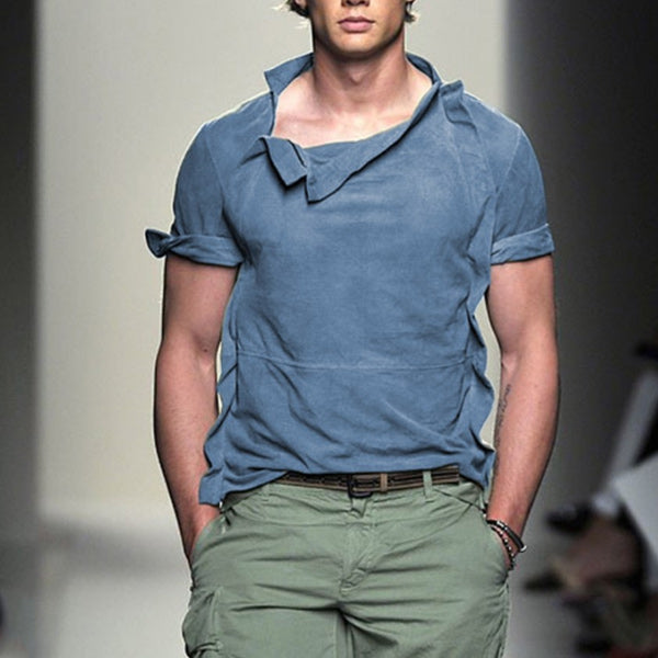 Camiseta de manga corta para hombre con cuello irregular.