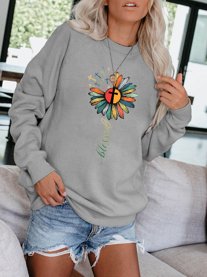 Moteris palaimino atspausdintą megztinį