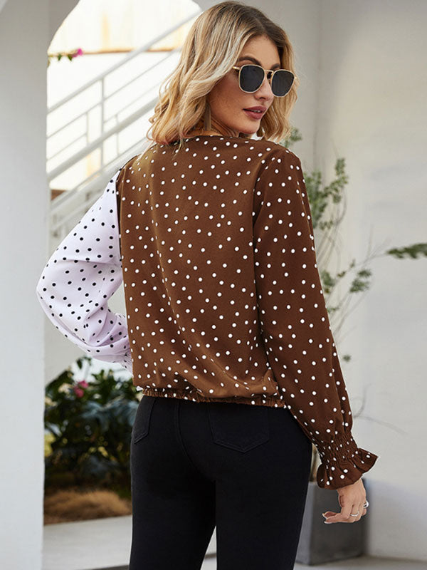 Costuras informales con lunares y manga larga.