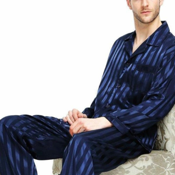 Traje de seda fresco y cómodo para hombres.