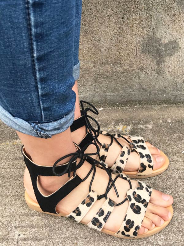 Moteriškos leopardo spausdintos plokščios kryžminės juostos, romėniškos sandalai