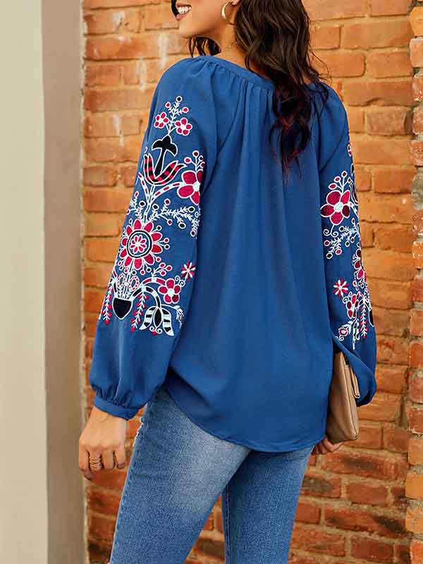 Blusa de mujer con bordado floral.