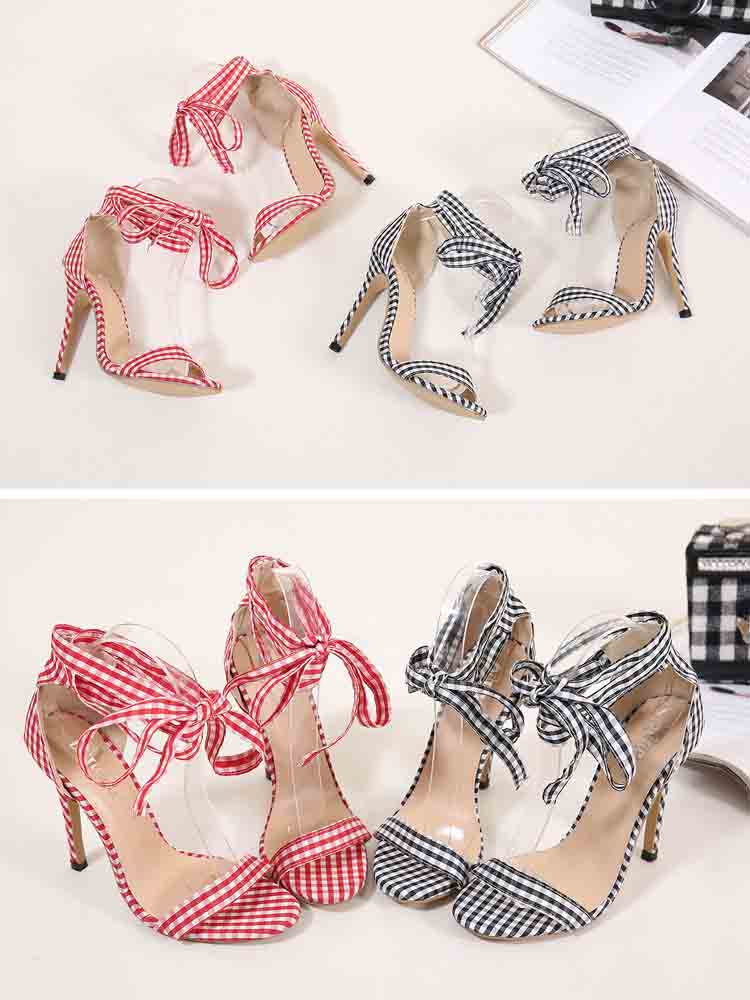 Sandalias a cuadros con tacones altos
