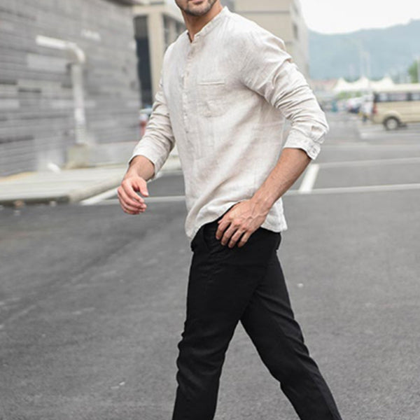 Camisa de hombre con cuello alto y camisa de lino.