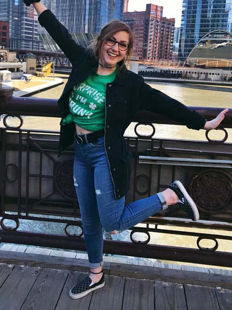 Sorpresa de que me elogien la camiseta feliz del trébol para las mujeres