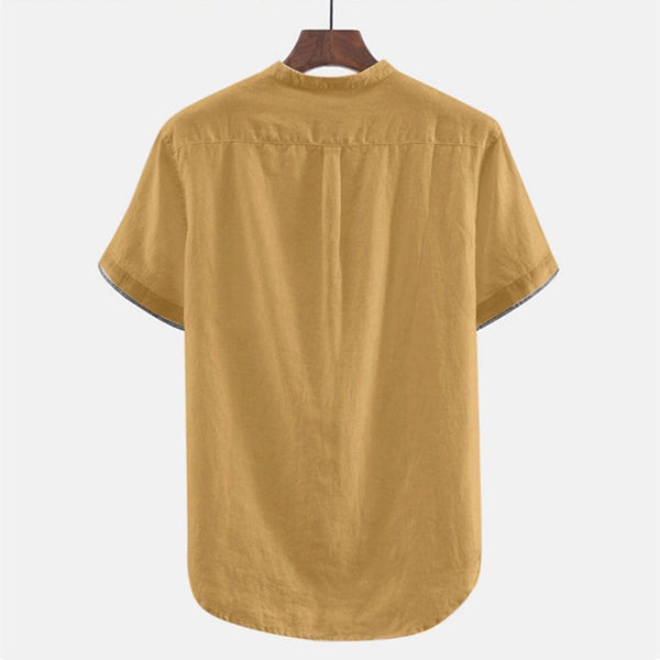 Camisa de hombre en color contrastante con manga corta en algodón y lino.