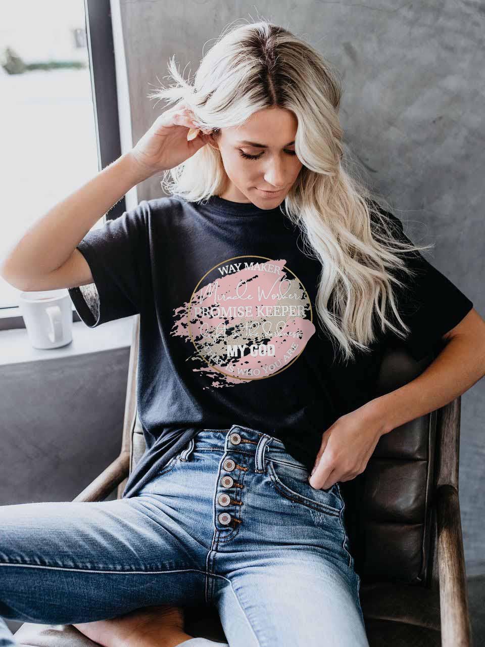 El creador de la moda femenina &quot;Miracle Worker&quot; promete mantener la luz en la oscuridad, Dios mío, quien eres