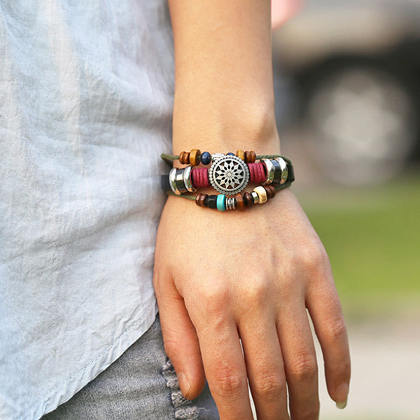 Pulsera de aluminio hecha de piel de vaca antigua, con cuentas.