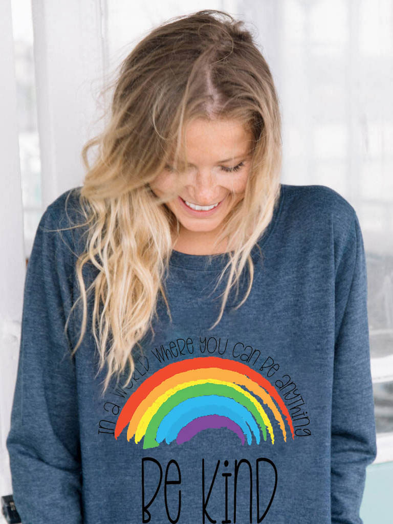 In einer Welt, in der Sie alles sein können, seien Sie freundlich Rainbow Print Pullover