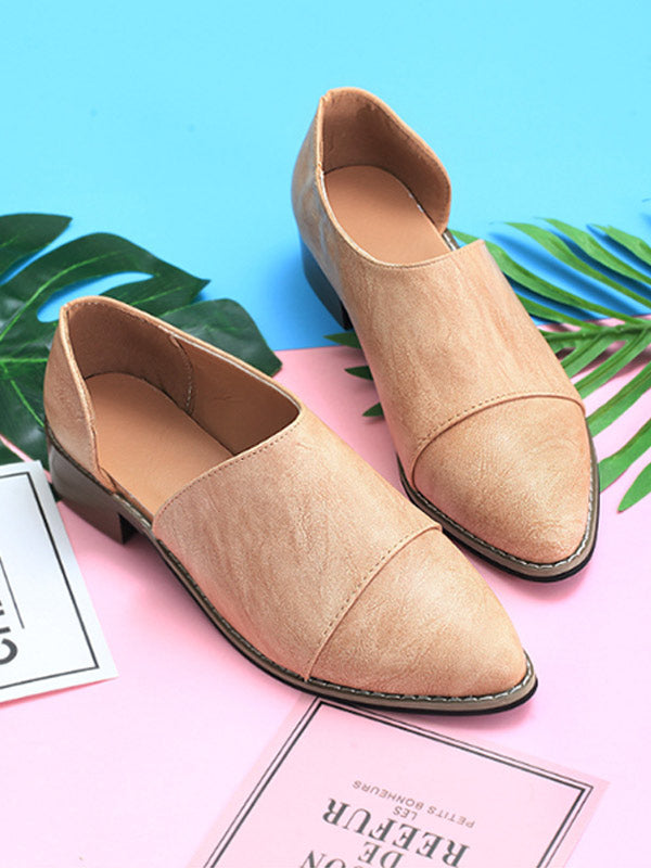 Moterys, turinčios smailias kojų iškirptes ir žemus kulniukus