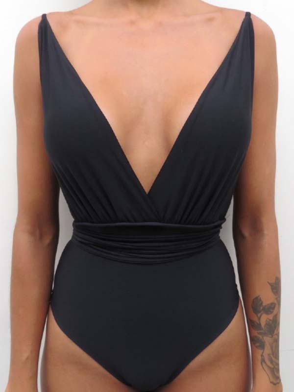 Wear a one-piece full-color swimsuit