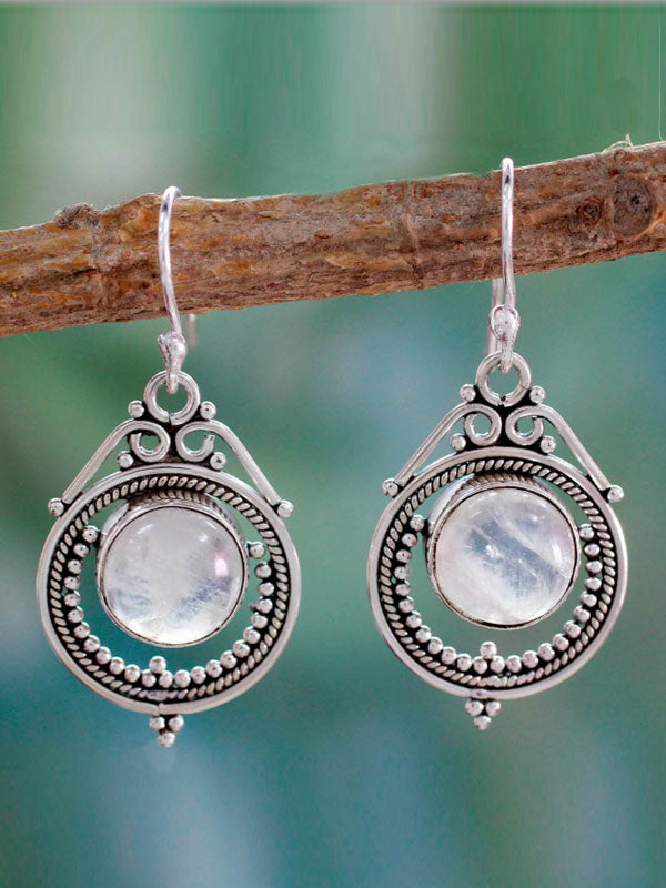 Pendientes de mujer hechos de piedras lunares