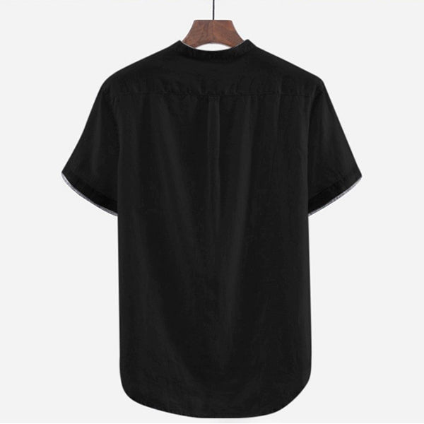 Camisa de hombre en color contrastante con manga corta en algodón y lino.