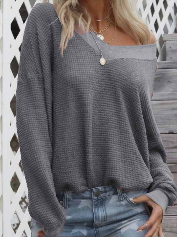 Blusa con cuello de pico y manga larga.