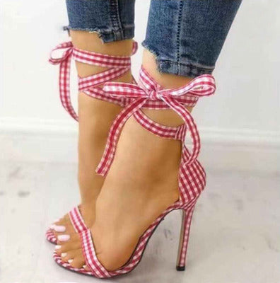 Sandalias a cuadros con tacones altos