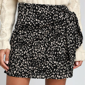 Minifalda cruzada con lazo en la parte delantera y estampado de leopardo negro de Haute Spots