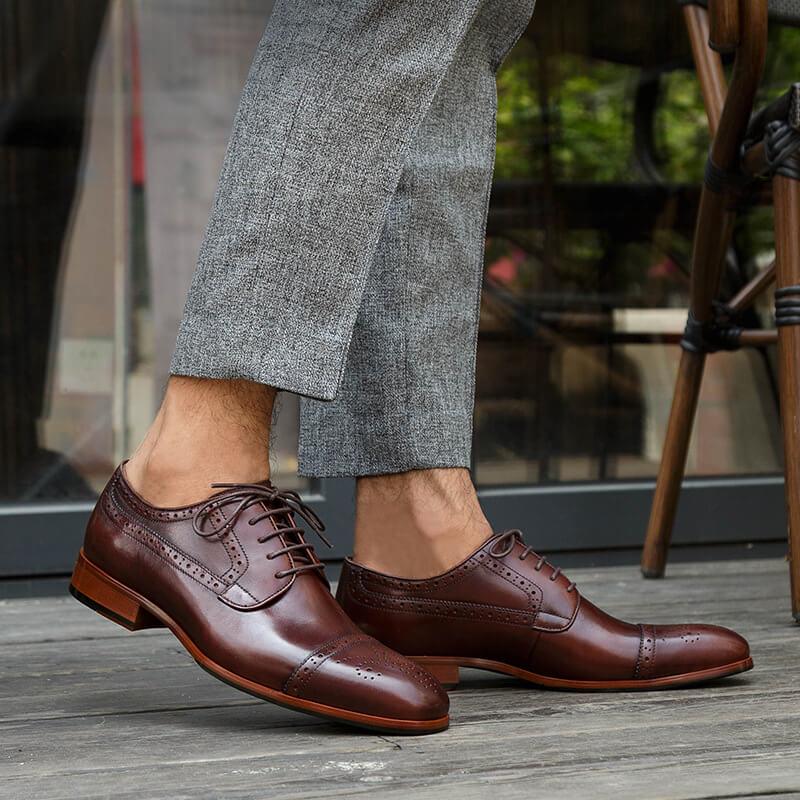 Hombres tallando zapatos de cuero