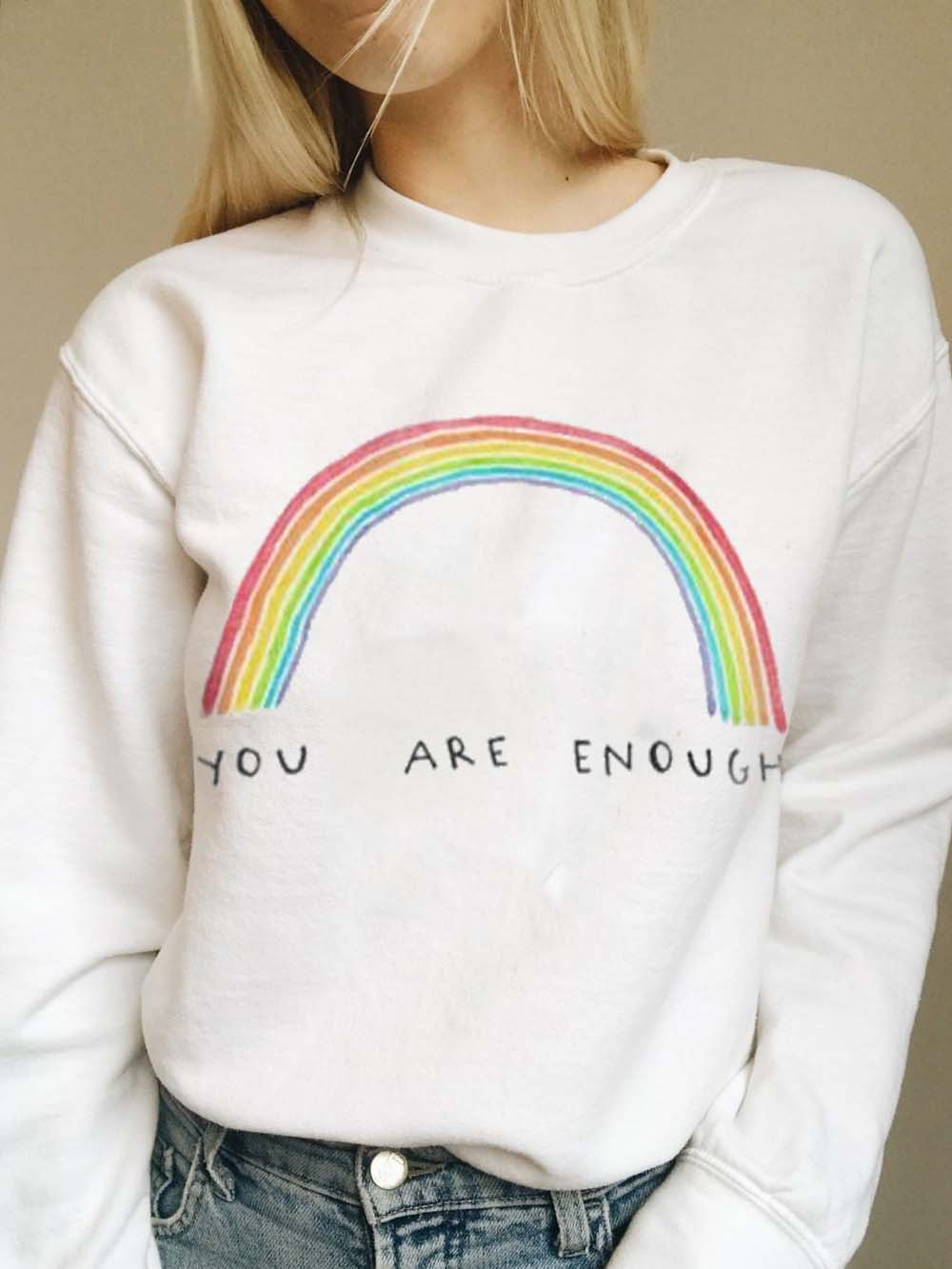 Eres suficiente y un suéter arcoiris