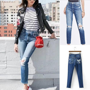Jeans pulidos en un moderno salón de cintura alta