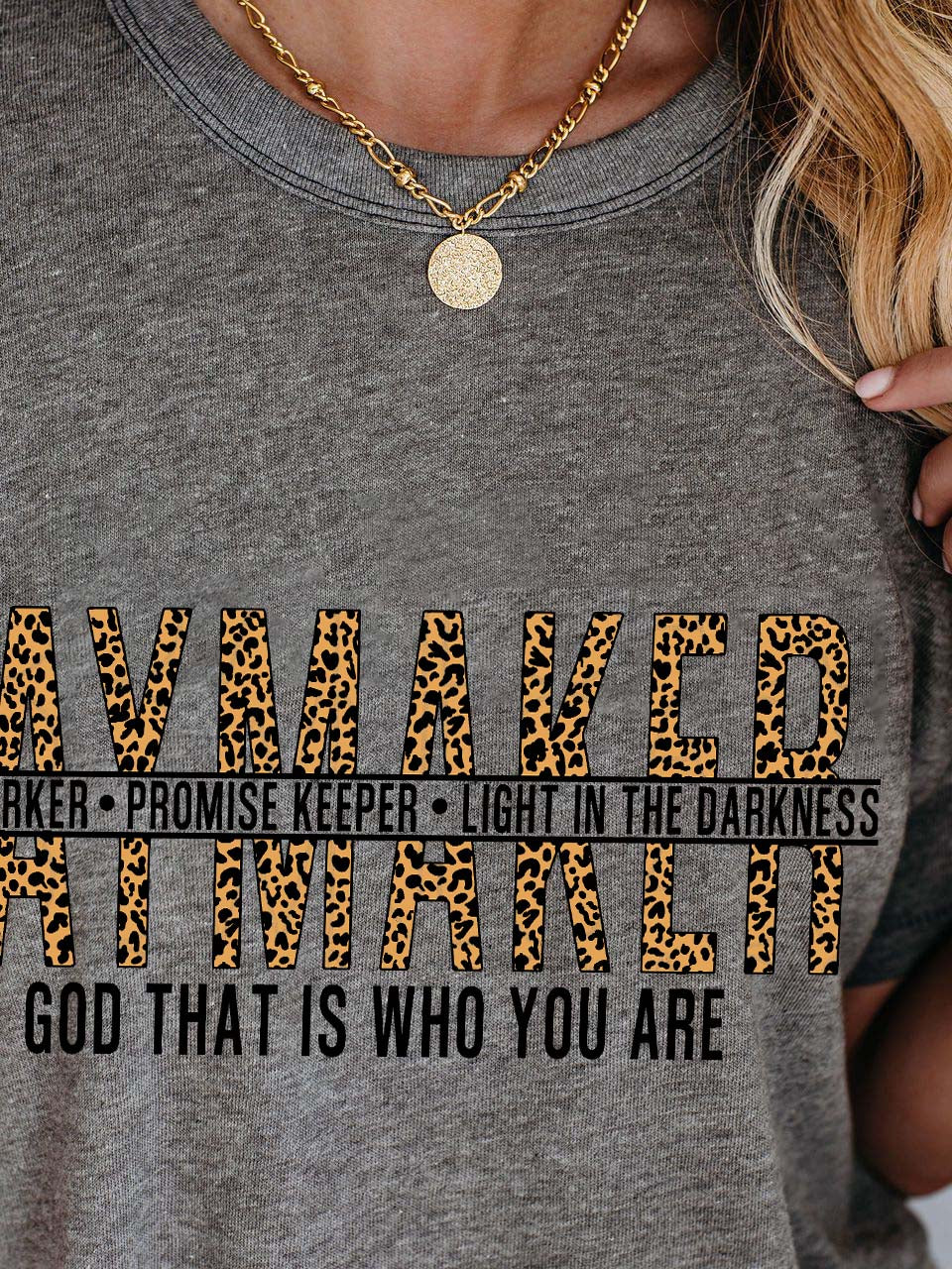 Way Maker Miracle Worker promete luz al titular con una camiseta oscura Leopard PrintT