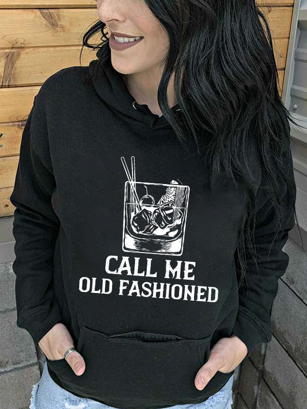 Una mujer me llama un suéter teñido a la antigua