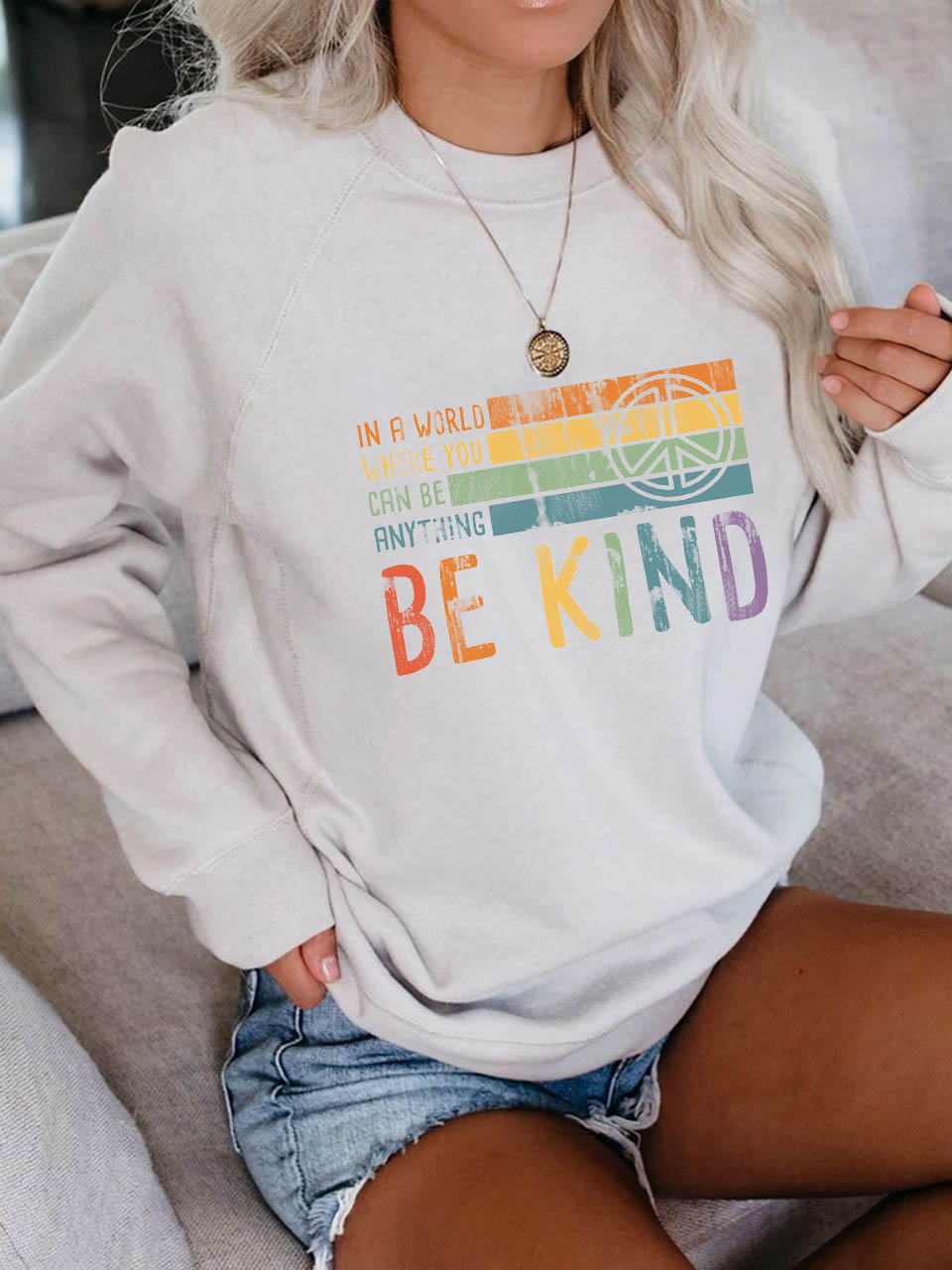 In einer Welt, in der Sie alles sein können, seien Sie freundlich Drucken Sie Langarmpullover