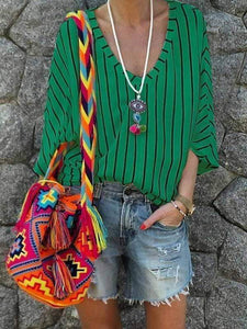 Camisa a rayas con cuello de pico