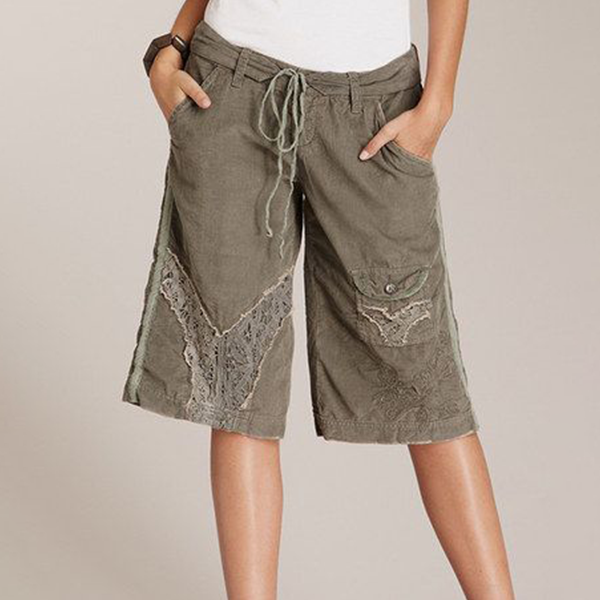 Moteriški šortai su nėrinių akcentu ir aukštu juosmeniu