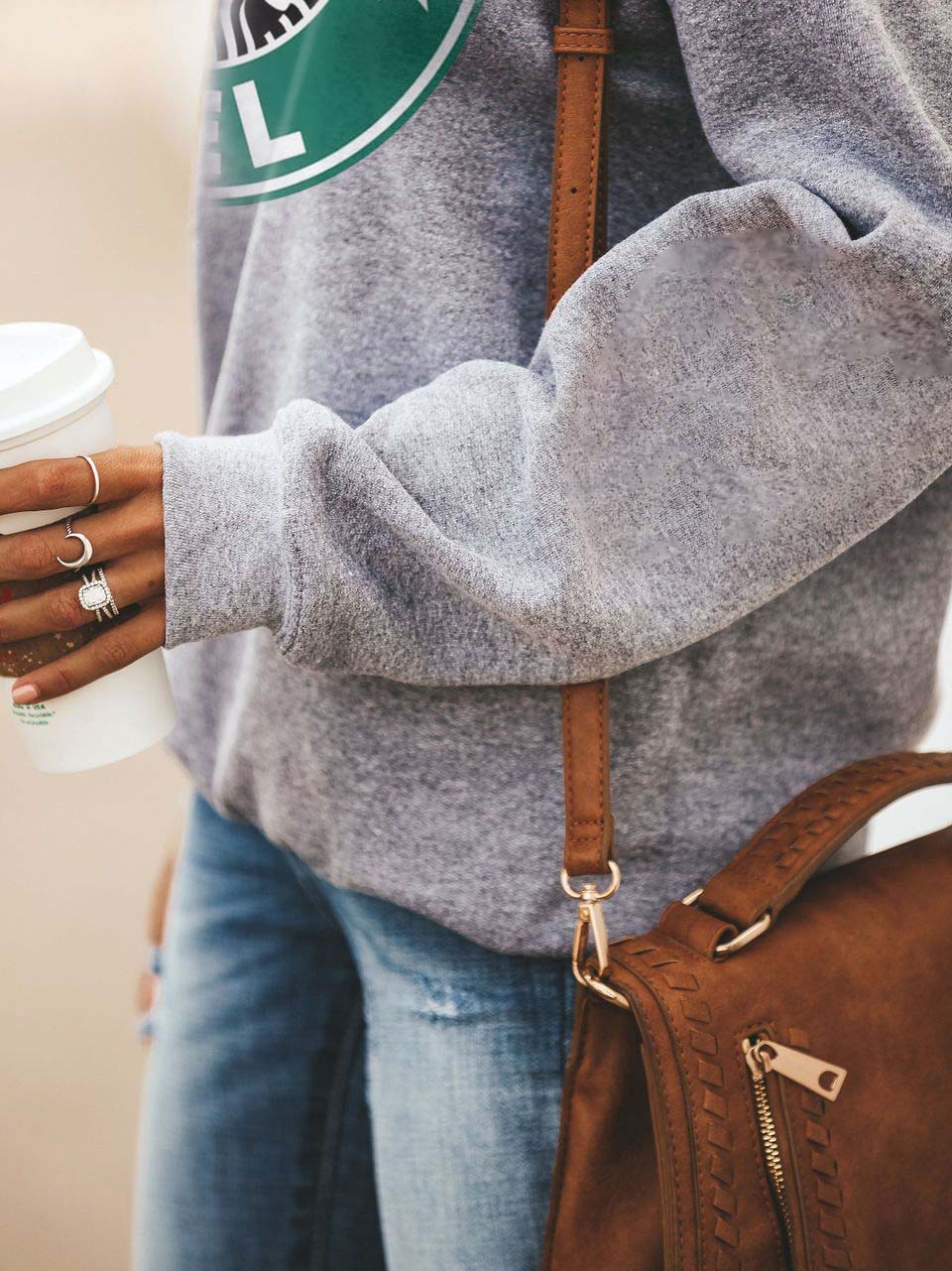 Moterys motina kavą maitina juokingu megztiniu