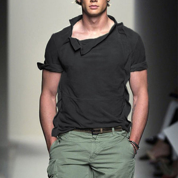 Camiseta de manga corta para hombre con cuello irregular.