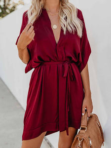Einfarbiges Minikleid mit V-Ausschnitt und Schnürung