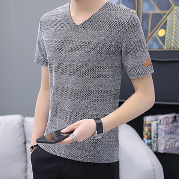 Kvėpuojantys, tuščiaviduriai marškinėliai su V formos iškirpte ir megztu dugnu dideliems vyrams