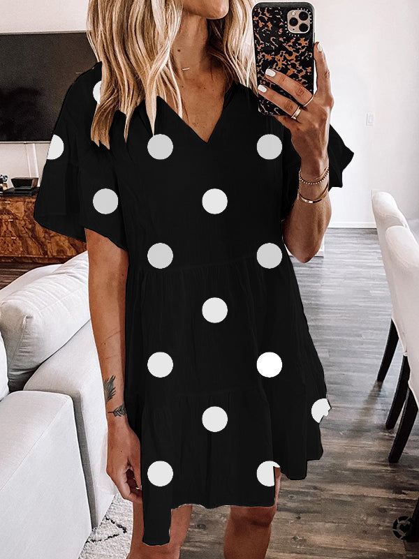 Vestido pequeño con cuello en V y volantes de lunares