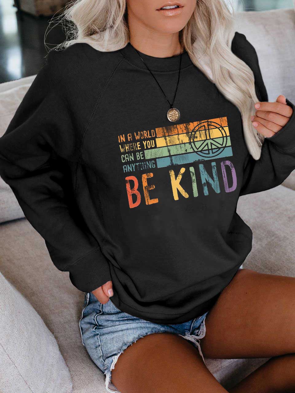 In einer Welt, in der Sie alles sein können, seien Sie freundlich Drucken Sie Langarmpullover