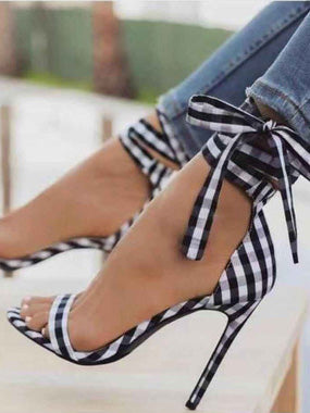 Sandalias a cuadros con tacones altos