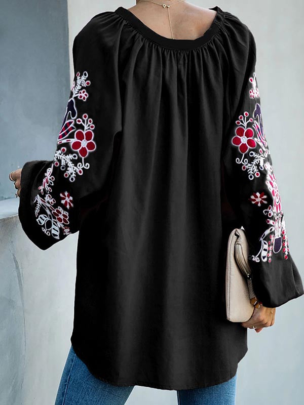 Blusa de mujer con bordado floral.