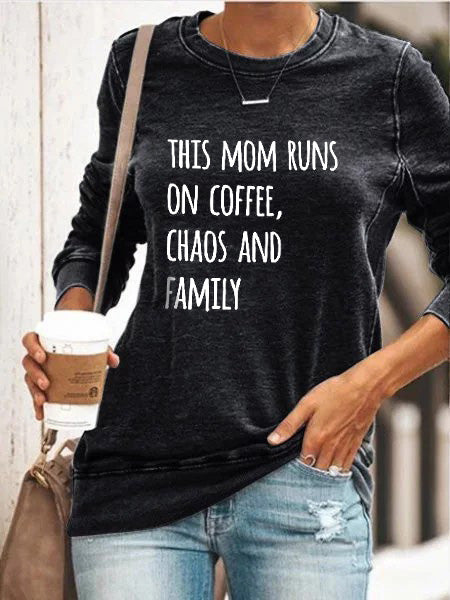 Šios motinos moterys bėga ant kavos chaoso ir šeimos abėcėlės megztinio