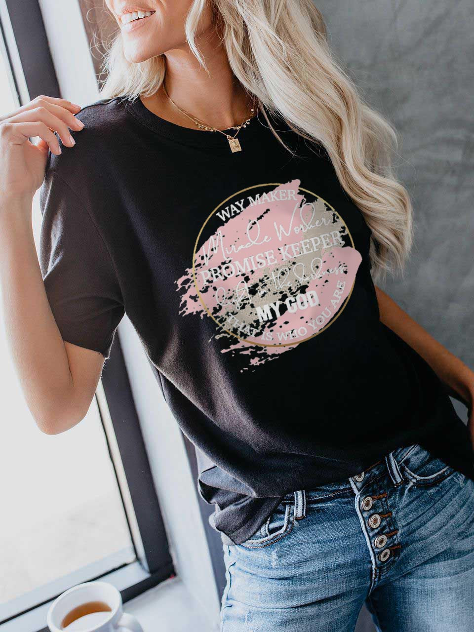 El creador de la moda femenina &quot;Miracle Worker&quot; promete mantener la luz en la oscuridad, Dios mío, quien eres