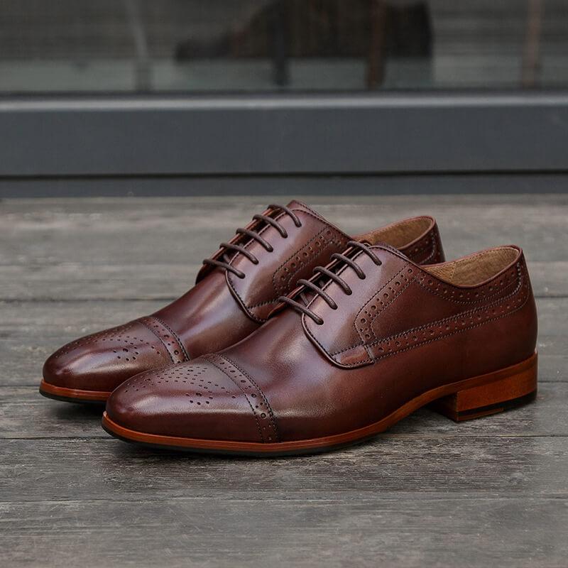 Hombres tallando zapatos de cuero