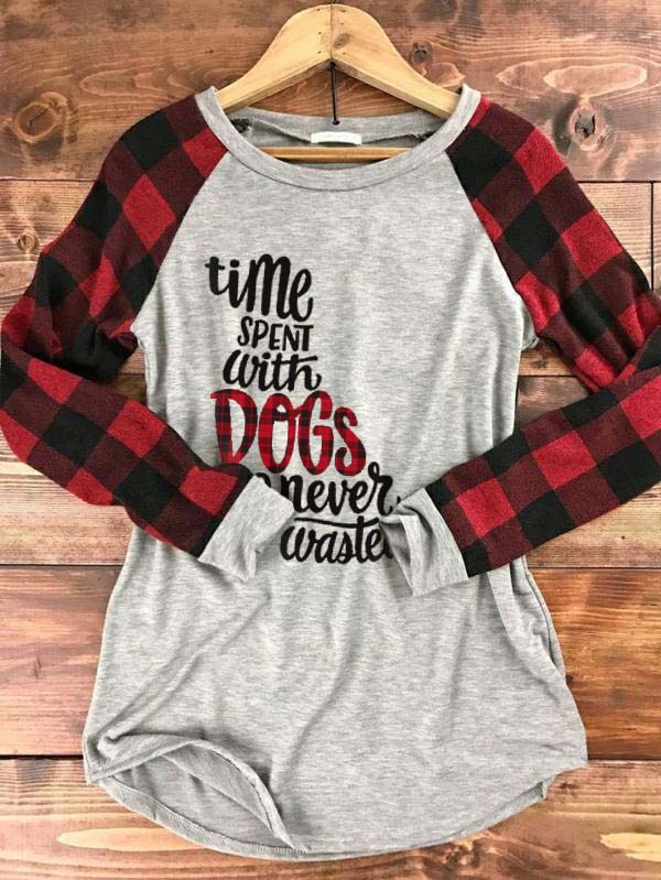 Frauenzeit mit Hunden verbracht wird nie verschwendet Plaid-Ärmel T-Shirt