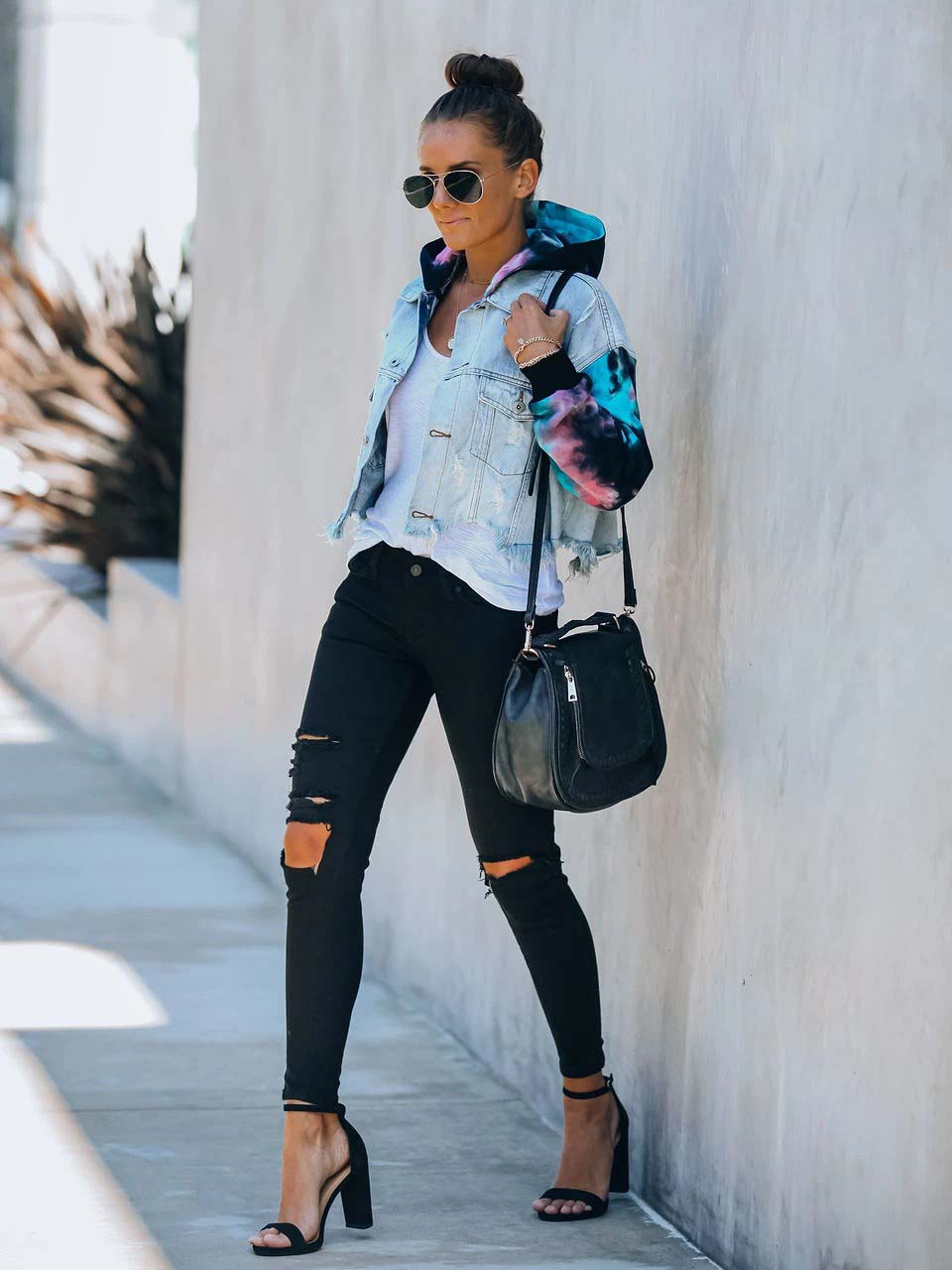 Acogedor tinte de corbata tejido con una chaqueta estilo denim con capucha