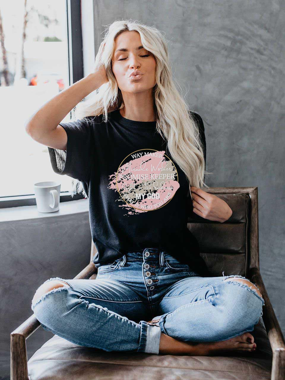 El creador de la moda femenina &quot;Miracle Worker&quot; promete mantener la luz en la oscuridad, Dios mío, quien eres