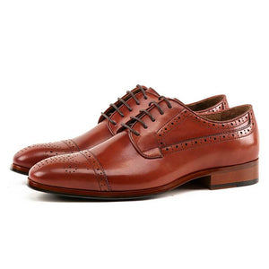 Hombres tallando zapatos de cuero