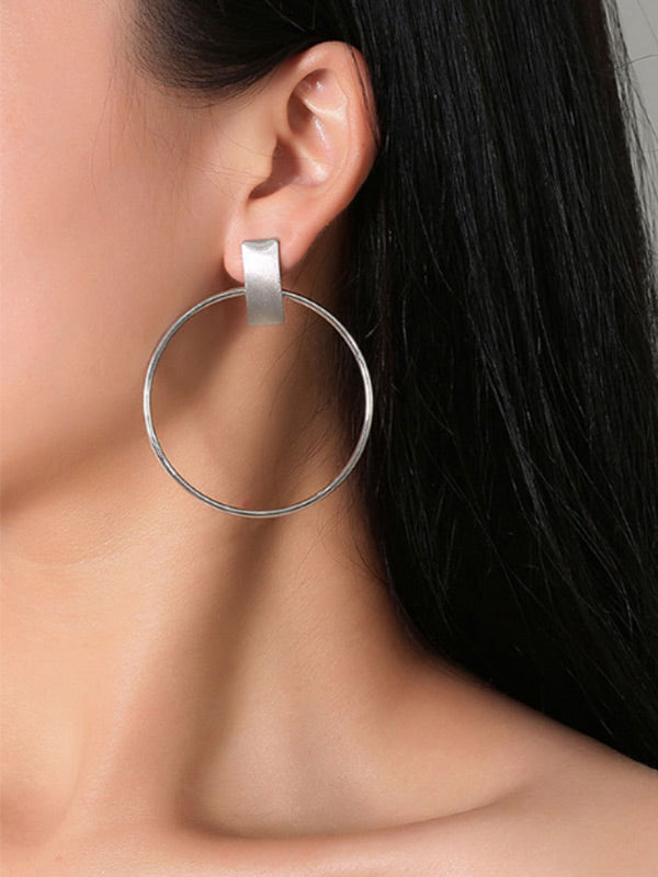 Pendientes redondos simples de metal para mujer